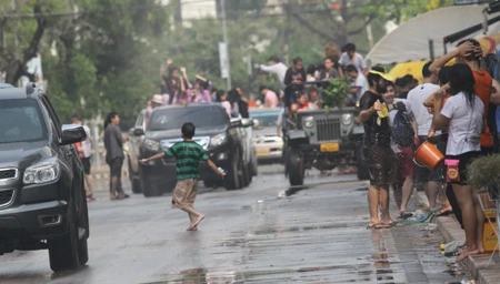Một đô nam nữ lạc vào dòng người đã được nhận nước khá nhiều.