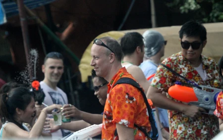 Một đô nam nữ lạc vào dòng người đã được nhận nước khá nhiều.