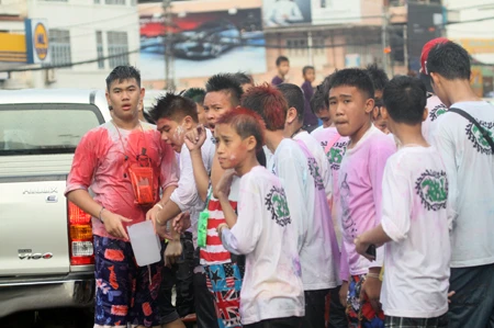 Một đô nam nữ lạc vào dòng người đã được nhận nước khá nhiều.