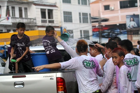 Một đô nam nữ lạc vào dòng người đã được nhận nước khá nhiều.