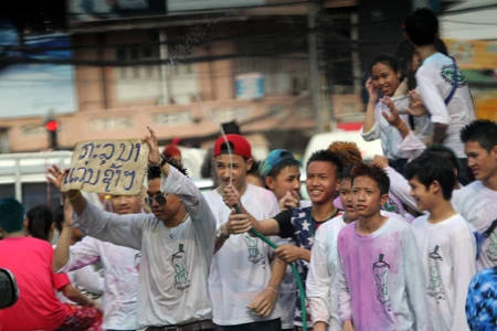 Một đô nam nữ lạc vào dòng người đã được nhận nước khá nhiều.