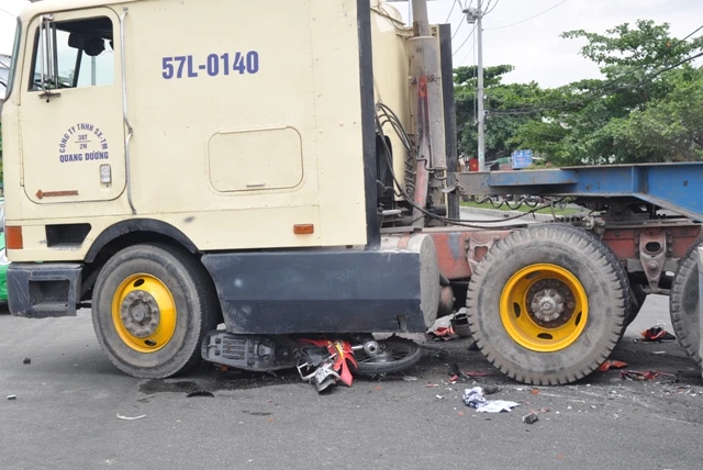 Xe đầu kéo tông xe máy, một người bị thương nặng ảnh 2