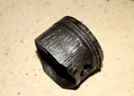 Những vết xước trên pít-tông là nguyên nhân dẫn tới việc hao dầu và khói màu xanh