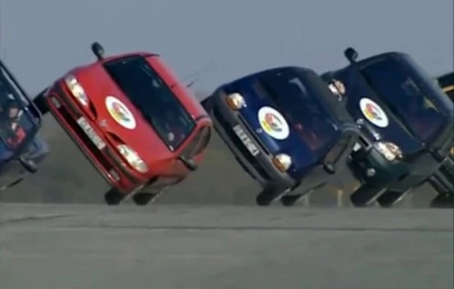 Màn trình diễn lái ô tô trên 2 bánh 1