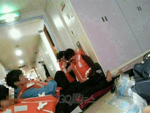 Hành khách mặc áo phao ngồi đợi bên trong con phà nghiêng. Ảnh: Global News/Fact TV.