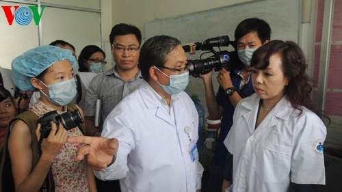 Bộ trưởng Nguyễn Thị Kim Tiến trao đổi với BS Nguyễn Thanh Hùng, Ggiasm đốc BV Nhi đồng 1