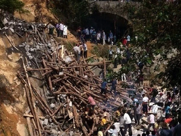 Sập cầu đang xây, 11 người thiệt mạng ảnh 1