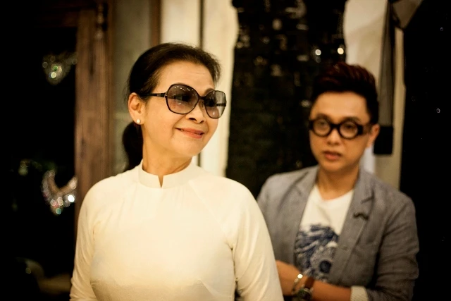 Ca sĩ Khánh Ly thử áo dài trước khi biểu diễn ảnh 1