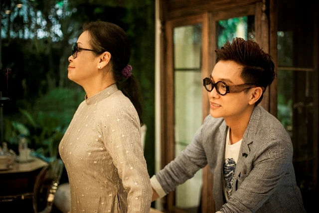 Ca sĩ Khánh Ly thử áo dài trước khi biểu diễn ảnh 4