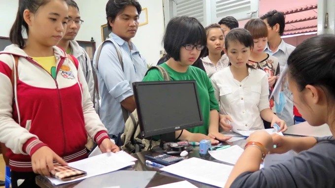 Hồ sơ dự thi ĐH, CĐ giảm mạnh ảnh 1