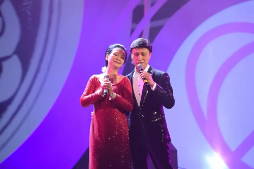 Anh cũng có những màn tình tứ bên Khánh Ly trên sân khấu.