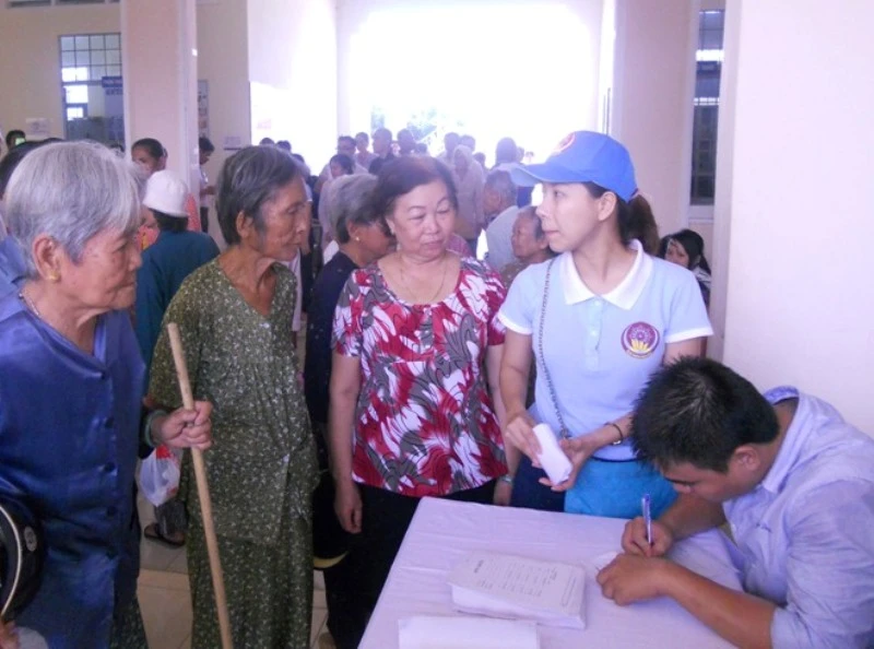 Tặng 300 phần quà cho các hộ nghèo ảnh 1