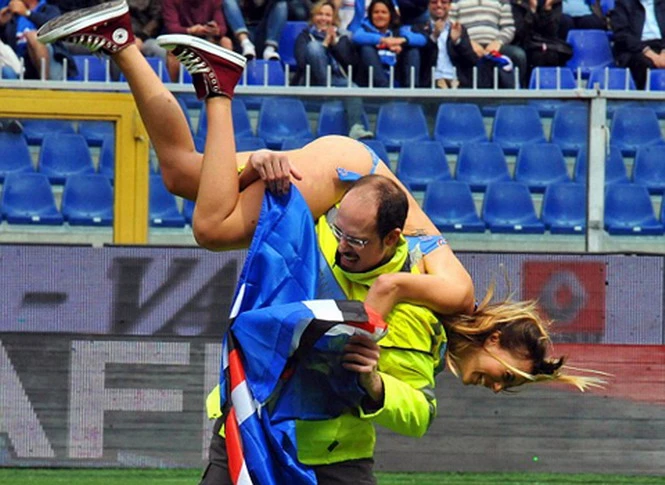 Cười ngã nghiêng với nữ CĐV quấn 2 mảnh chạy vào sân ảnh 4