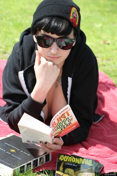 ảnh đẹp, ngực trần, đọc sách