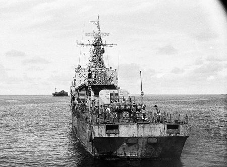 Các chiến sĩ trên đảo Trường Sa Lớn (năm 1988 còn gọi là đảo Trường Sa)