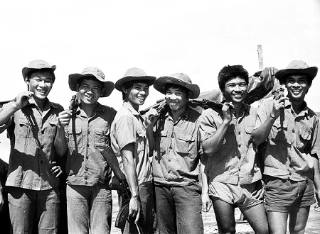 Các chiến sĩ trên đảo Trường Sa Lớn (năm 1988 còn gọi là đảo Trường Sa)