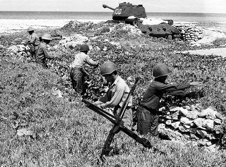 Những người lính đào công sự trên đảo Trường Sa Lớn. Tinh thần sẵn sàng chiến đấu luôn được đề cao…