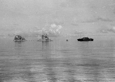 Chiến sĩ trên đảo Phan Vinh dùng lưới bắt cá.