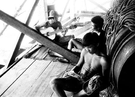 Đô đốc Giáp Văn Cương thị phạm trong một buổi tập bắn đạn thật.