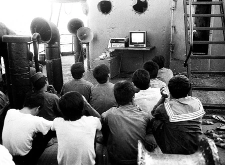 Đô đốc Giáp Văn Cương thị phạm trong một buổi tập bắn đạn thật.