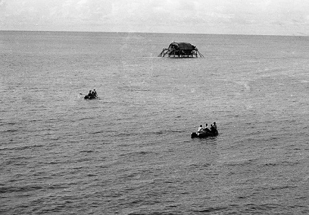 Lau chùi, bảo quản vũ khí dưới cái nắng gay gắt và sóng biển ầm ào của Trường Sa.