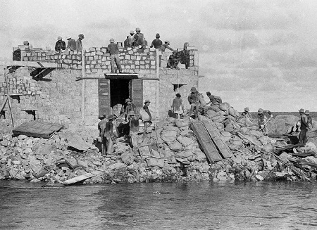 Lau chùi, bảo quản vũ khí dưới cái nắng gay gắt và sóng biển ầm ào của Trường Sa.