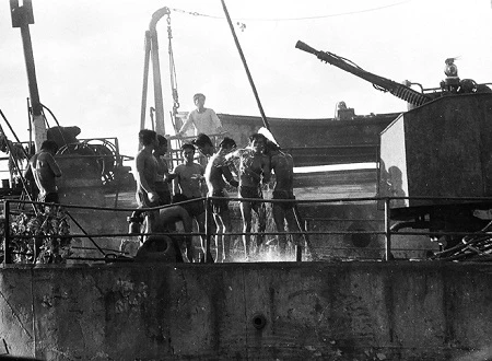 Lau chùi, bảo quản vũ khí dưới cái nắng gay gắt và sóng biển ầm ào của Trường Sa.