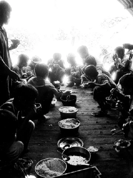 … và những bữa cơm đạm bạc để chuẩn bị cho một ngày mai căng mình với đá hộc, nắng cháy.