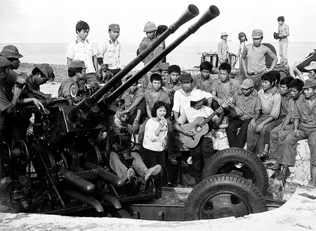 … và những bữa cơm đạm bạc để chuẩn bị cho một ngày mai căng mình với đá hộc, nắng cháy.