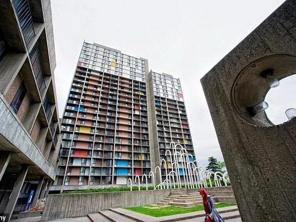 Bé 15 tháng tuổi sống sót thần kỳ sau khi ngã từ tầng 11 ảnh 1