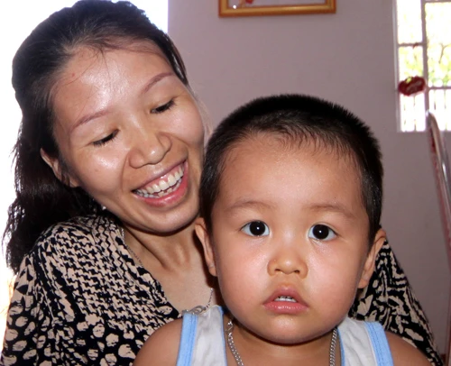 Vợ con anh Lê Văn Xiêm, kiểm ngư viên tàu 770 đang thực hiện nhiệm vụ chấp pháp ở vùng biển Việt Nam bị Trung Quốc cắm giàn khoan trái phép. Ảnh: Việt Nữ. vo-kiem-ngu-2-5974-1400135785.jpg