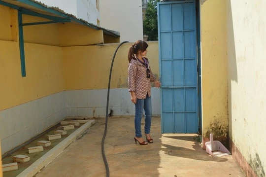 Bé gái lớp 1 bị hiếp ở trường?