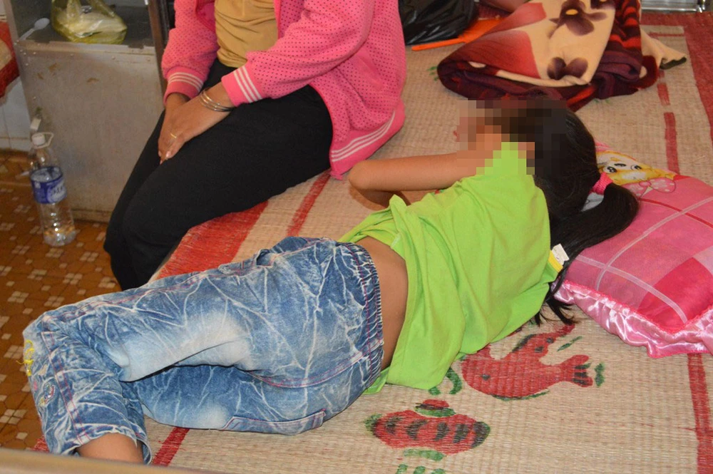 Bé gái lớp 1 bị hiếp ở trường?