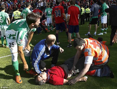 Rất nhiều CĐV bị thương sau sự cố này