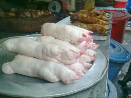Móng giò trắng bất thường được bán ngoài chợ