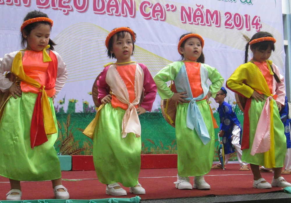 Ngộ nghĩnh nghe trẻ mầm non hát dân ca ảnh 2