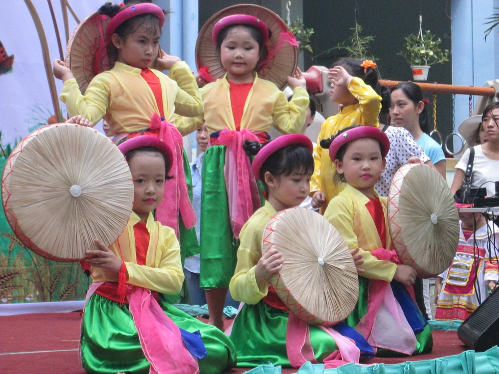 Ngộ nghĩnh nghe trẻ mầm non hát dân ca ảnh 5