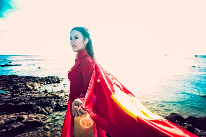 Ngọc Hân đằm thắm với cờ Tổ quốc bay trong gió ảnh 10