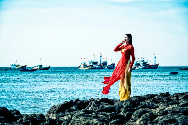 Ngọc Hân đằm thắm với cờ Tổ quốc bay trong gió ảnh 4