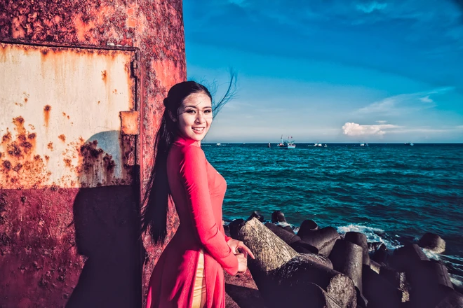 Ngọc Hân đằm thắm với cờ Tổ quốc bay trong gió ảnh 9