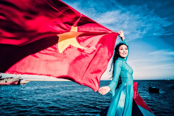 Ngọc Hân đằm thắm với cờ Tổ quốc bay trong gió ảnh 1
