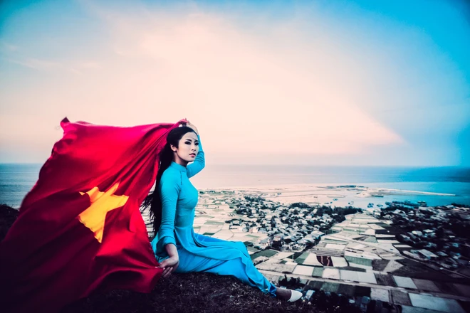 Ngọc Hân đằm thắm với cờ Tổ quốc bay trong gió ảnh 3