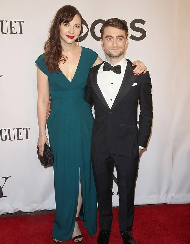 Sao phim “Harry Potter” lần đầu khoe bạn gái