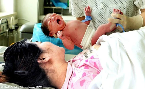 Bé Bei Bei chào đời vào ngày 31/5 với sứ mệnh cao cả cứu lấy sinh mạng người chị. Máu dây rốn của Bei Bei sẽ được dùng để cấy ghép tủy, chữa bệnh bạch cầu cho chị.