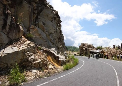 Nếu đổ đèo đúng cách, vách núi và vực sâu sẽ không phải là nơi đâm xe vào. Ảnh: Lan Hương.