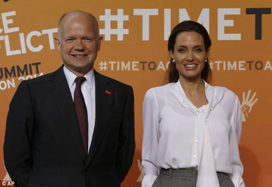 Angelina Jolie rơi nước mắt nghe chuyện hiếp dâm