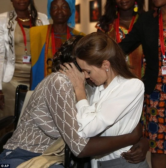 Angelina Jolie rơi nước mắt nghe chuyện hiếp dâm