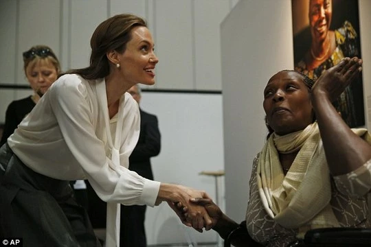 Angelina Jolie rơi nước mắt nghe chuyện hiếp dâm