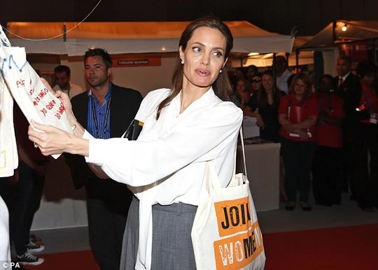 Angelina Jolie rơi nước mắt nghe chuyện hiếp dâm