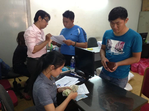 Thí sinh nộp <a href='https://plo.vn/an-ninh-trat-tu/ho-so-pha-an/' title='hồ sơ'>hồ sơ</a> đăng ký dự thi tại Cơ quan đại diện Bộ GD-ĐT tại TP.HCM - Ảnh: Hà Ánh